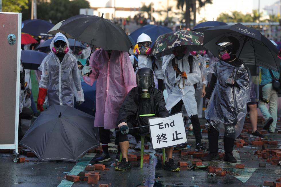 Hong Kong (China), 17/11/2019.- A police truck drives through flames and debris during protests outside the Hong Kong Polytechnic University (PolyU), in Hong Kong, China, 17 November 2019. Hong Kong is in its sixth month of mass protests, which were originally triggered by a now withdrawn extradition bill and have since turned into a wider pro-democracy movement. (Protestas) EFE/EPA/FAZRY ISMAIL Protests in Hong Kong