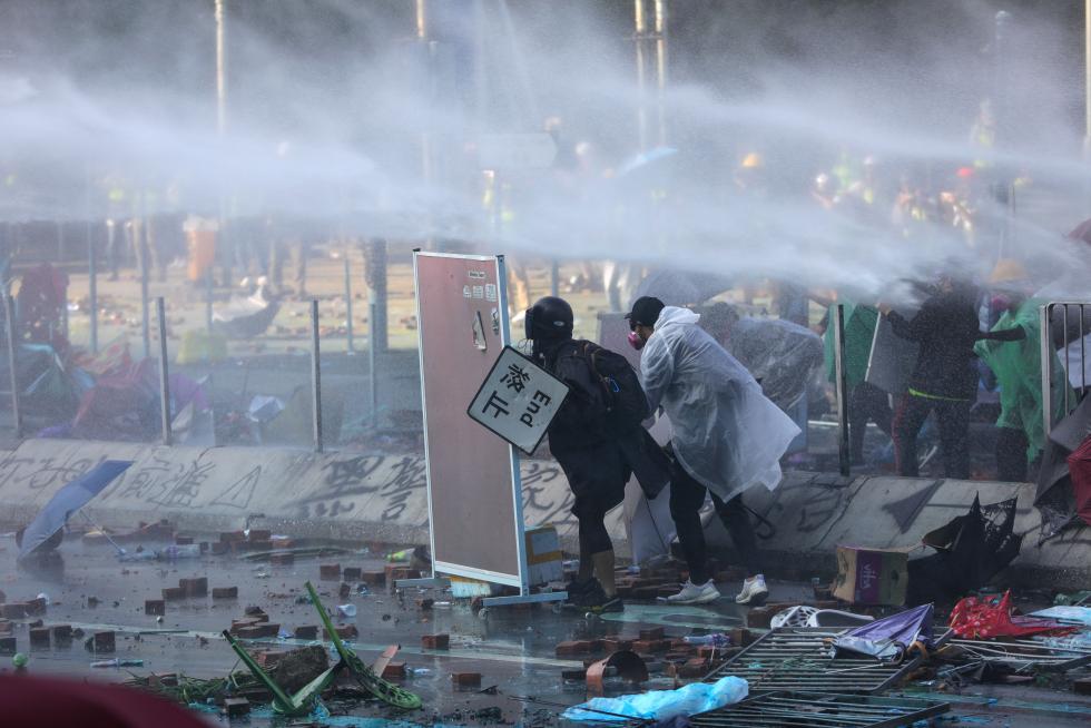 Hong Kong (China), 17/11/2019.- Pro-democracy protesters look on during clashes with police outside the Hong Kong Polytechnic University (PolyU), in Hong Kong, China, 17 November 2019. Hong Kong is in its sixth month of mass protests, which were originally triggered by a now withdrawn extradition bill and have since turned into a wider pro-democracy movement. (Protestas) EFE/EPA/FAZRY ISMAIL Protests in Hong Kong