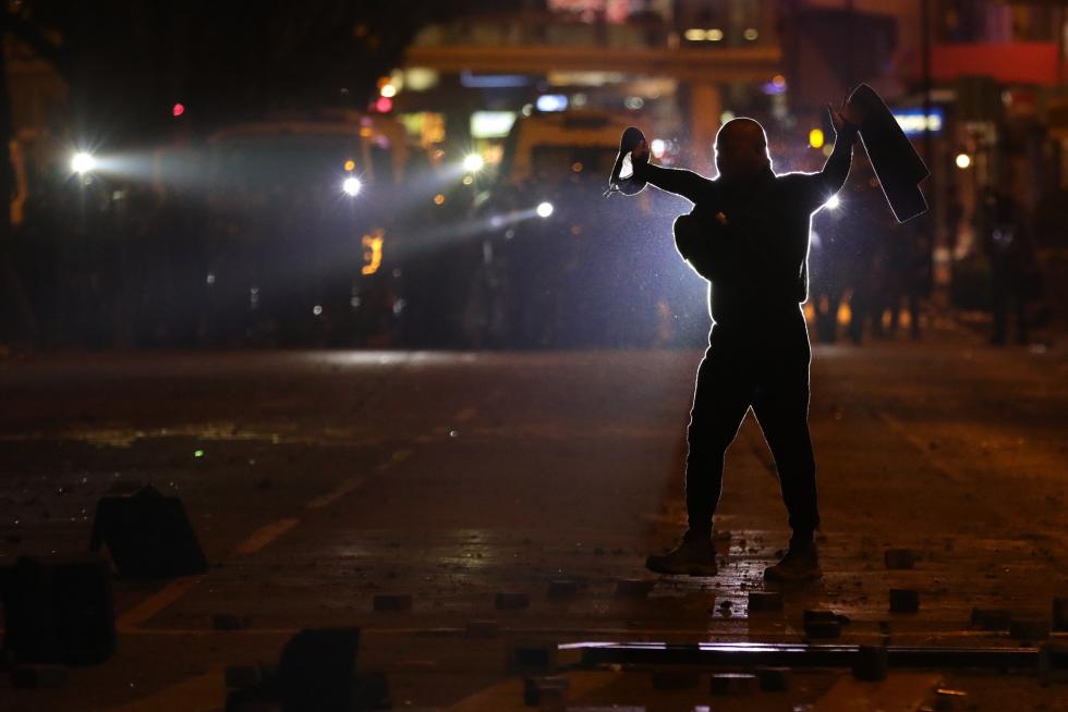 Hong Kong (China), 17/11/2019.- Pro-democracy protesters in action during clashes with police outside the Hong Kong Polytechnic University (PolyU), in Hong Kong, China, 17 November 2019. Hong Kong is in its sixth month of mass protests, which were originally triggered by a now withdrawn extradition bill and have since turned into a wider pro-democracy movement. (Protestas) EFE/EPA/FAZRY ISMAIL Protests in Hong Kong