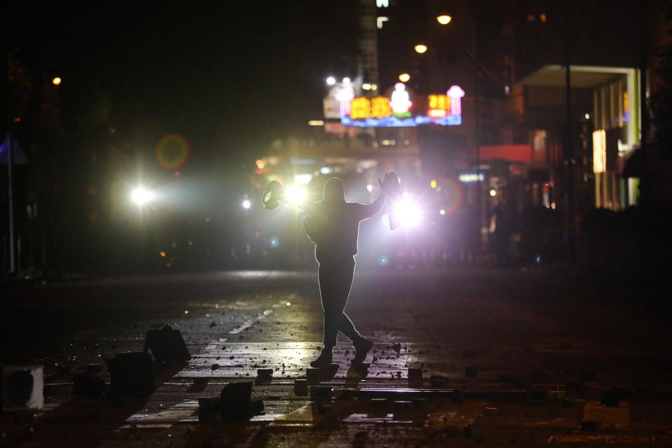 Hong Kong (China), 17/11/2019.- A pro-democracy protester walks towards police for negotiations during clashes outside the Hong Kong Polytechnic University (PolyU), in Hong Kong, China, 17 November 2019. Hong Kong is in its sixth month of mass protests, which were originally triggered by a now withdrawn extradition bill and have since turned into a wider pro-democracy movement. (Protestas) EFE/EPA/FAZRY ISMAIL Protests in Hong Kong