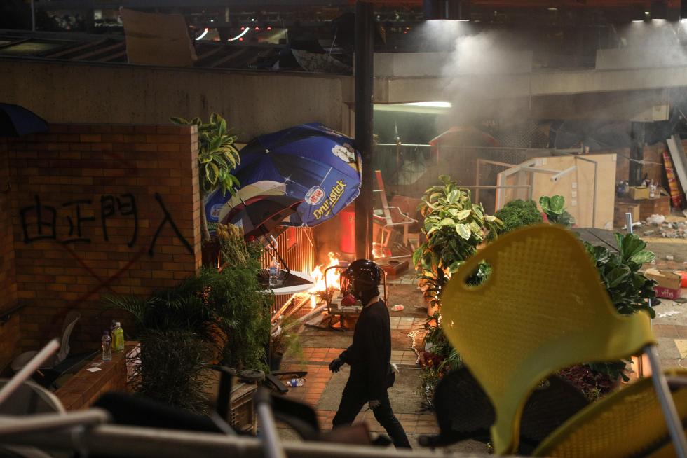 Hong Kong (China), 17/11/2019.- A pro-democracy protester walks towards police for negotiations during clashes outside the Hong Kong Polytechnic University (PolyU), in Hong Kong, China, 17 November 2019. Hong Kong is in its sixth month of mass protests, which were originally triggered by a now withdrawn extradition bill and have since turned into a wider pro-democracy movement. (Protestas) EFE/EPA/FAZRY ISMAIL Protests in Hong Kong