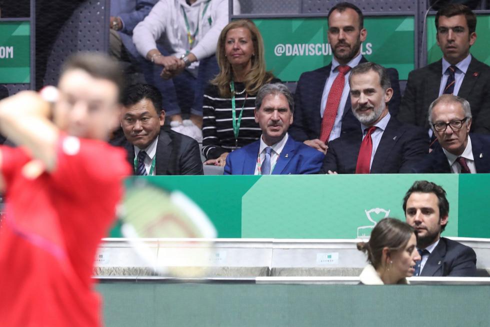 El rey Felipe VI, el ministro de Cultura, José Guirao (c) y el futbolista del Barcelona y promotor del evento, Gerard Piqué (d) durante la final de la Copa Davis