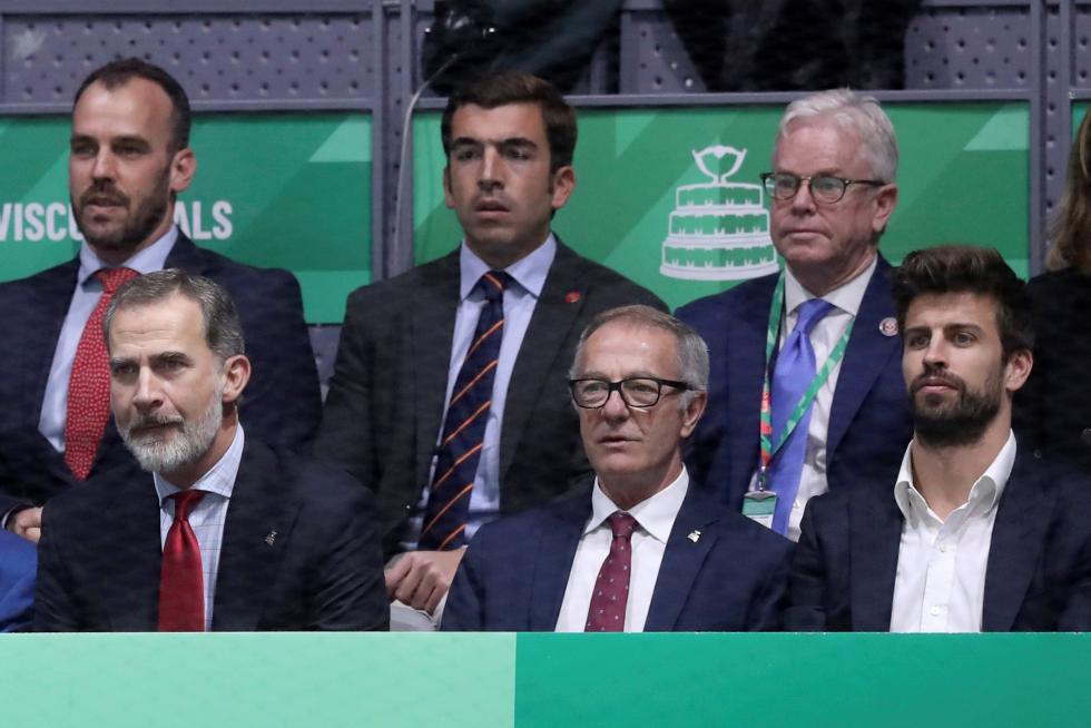 El rey Felipe VI, el ministro de Cultura, José Guirao (c) y el futbolista del Barcelona y promotor del evento, Gerard Piqué (d) durante la final de la Copa Davis