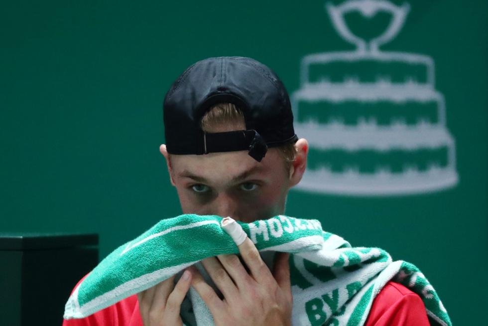 l español Rafa Nadal durante su partido frente al canadiense Denis Shapovalov, correspondiente al segundo punto de la final de la Copa Davis