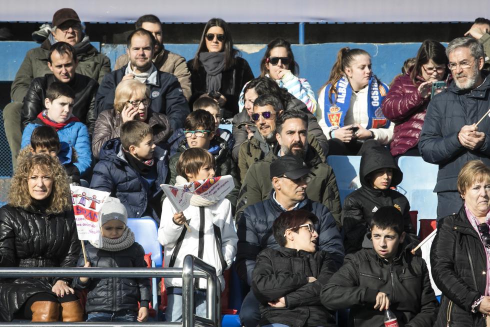 Partido de Aspanoa. Los veteranos del Real Zaragoza y el Real Madrid se han citado en La Romareda para "marcar un gol al cáncer" en le tradicional partido solidario organizado por Aspanoa, que celebra su 25º aniversario.