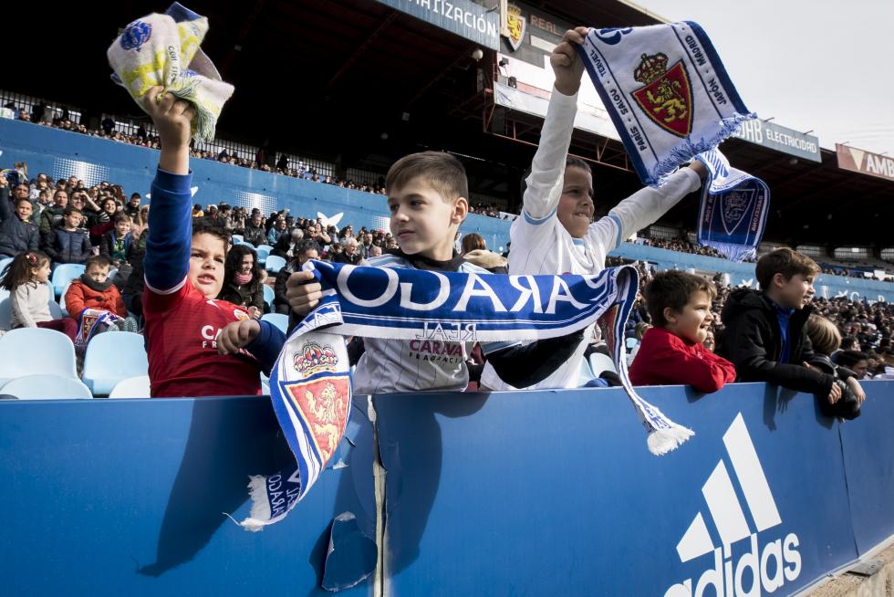 Partido de Aspanoa. Los veteranos del Real Zaragoza y el Real Madrid se han citado en La Romareda para "marcar un gol al cáncer" en le tradicional partido solidario organizado por Aspanoa, que celebra su 25º aniversario.