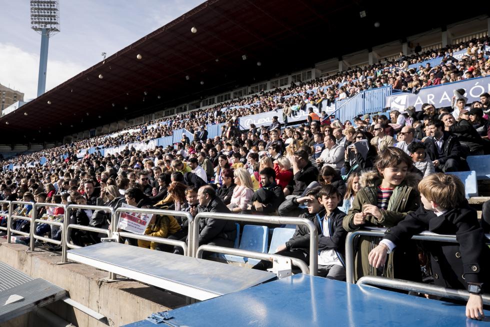 Partido de Aspanoa. Los veteranos del Real Zaragoza y el Real Madrid se han citado en La Romareda para "marcar un gol al cáncer" en le tradicional partido solidario organizado por Aspanoa, que celebra su 25º aniversario.