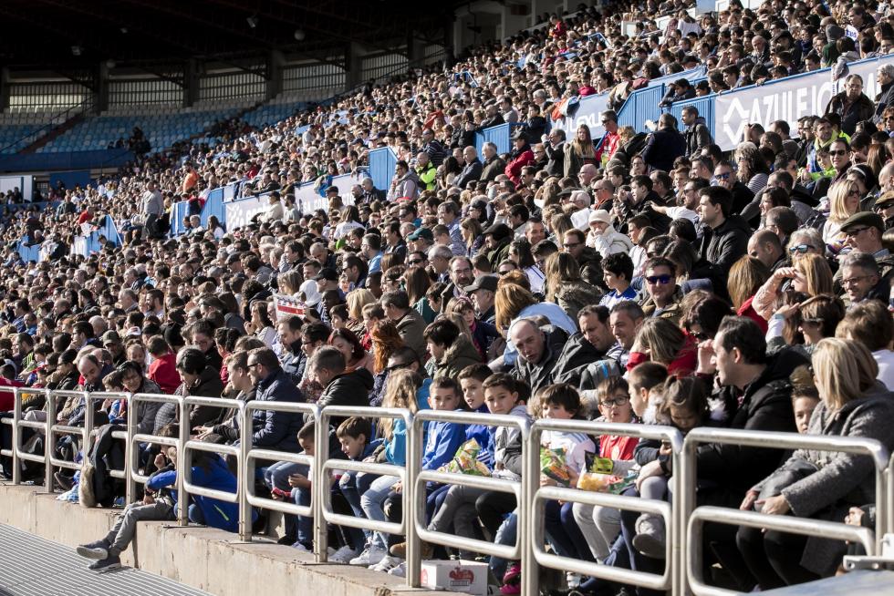 Partido de Aspanoa. Los veteranos del Real Zaragoza y el Real Madrid se han citado en La Romareda para "marcar un gol al cáncer" en le tradicional partido solidario organizado por Aspanoa, que celebra su 25º aniversario.