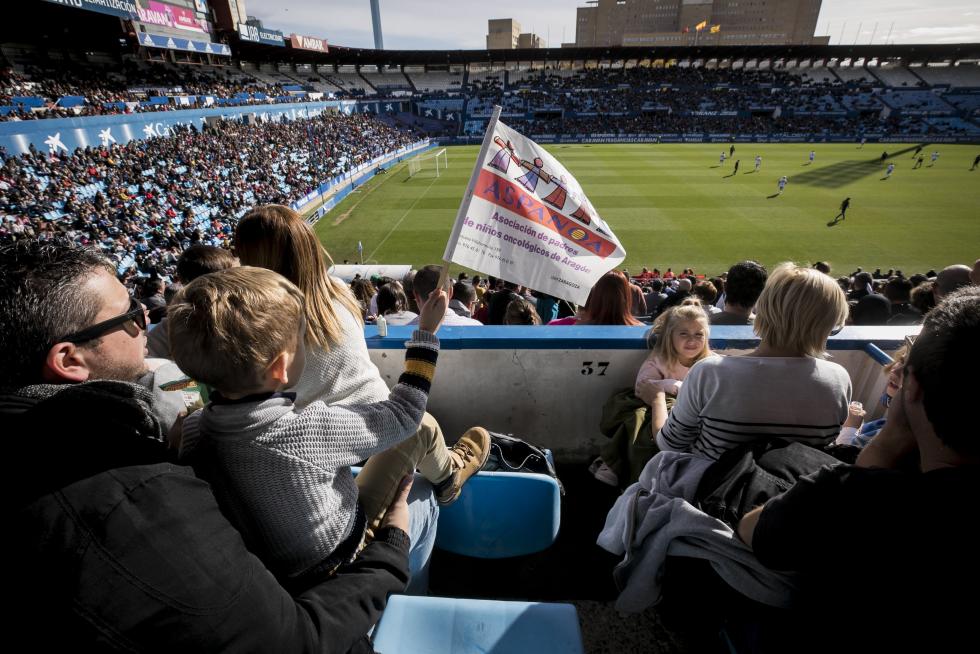 Partido de Aspanoa. Los veteranos del Real Zaragoza y el Real Madrid se han citado en La Romareda para "marcar un gol al cáncer" en le tradicional partido solidario organizado por Aspanoa, que celebra su 25º aniversario.