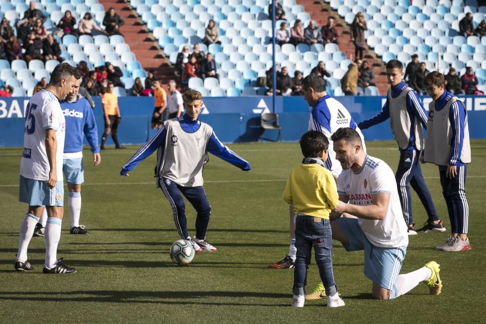 Partido de Aspanoa. Los veteranos del Real Zaragoza y el Real Madrid se han citado en La Romareda para "marcar un gol al cáncer" en le tradicional partido solidario organizado por Aspanoa, que celebra su 25º aniversario.