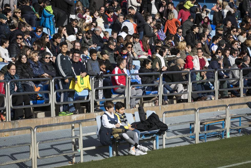 Partido de Aspanoa. Los veteranos del Real Zaragoza y el Real Madrid se han citado en La Romareda para "marcar un gol al cáncer" en le tradicional partido solidario organizado por Aspanoa, que celebra su 25º aniversario.