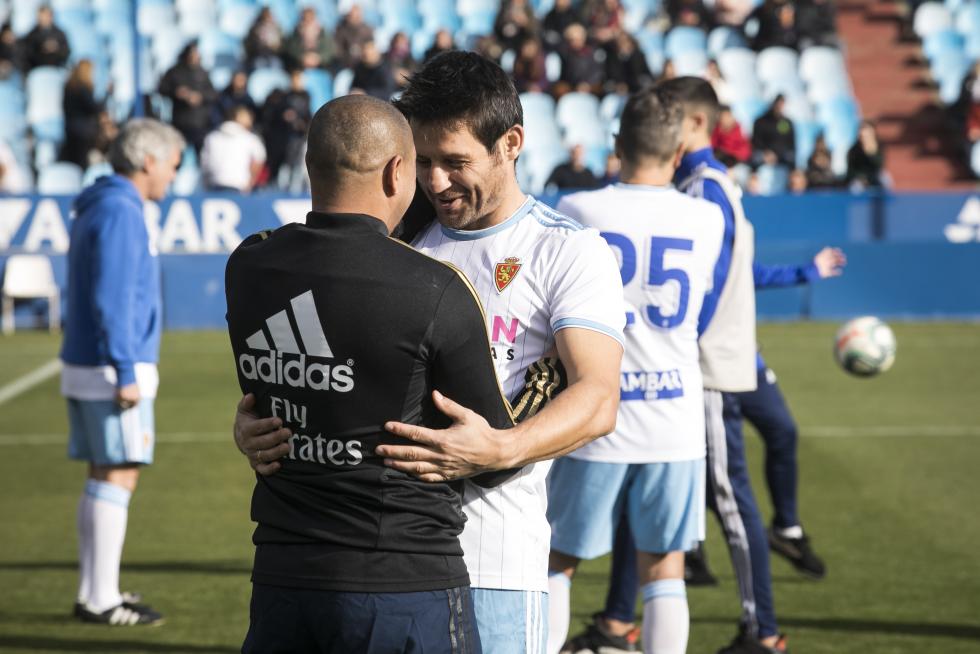 Partido de Aspanoa. Los veteranos del Real Zaragoza y el Real Madrid se han citado en La Romareda para "marcar un gol al cáncer" en le tradicional partido solidario organizado por Aspanoa, que celebra su 25º aniversario.