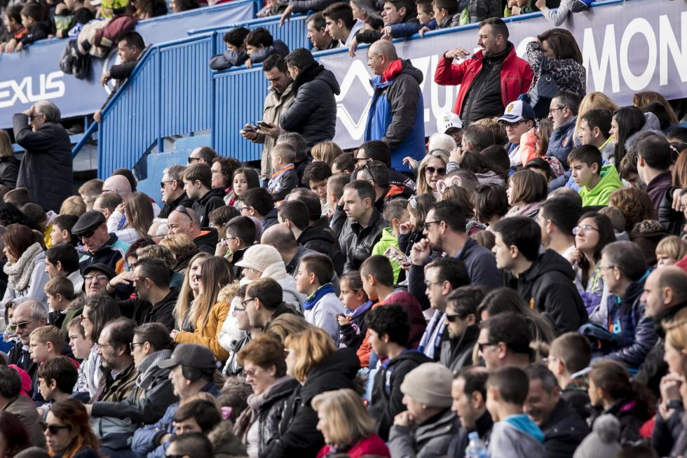 Partido de Aspanoa. Los veteranos del Real Zaragoza y el Real Madrid se han citado en La Romareda para "marcar un gol al cáncer" en le tradicional partido solidario organizado por Aspanoa, que celebra su 25º aniversario.
