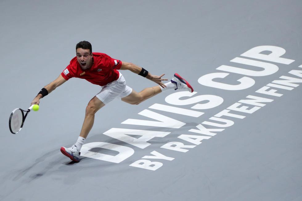 Roberto Bautista, devuelve una bola al canadiense Félix Auger Aliassime, durante la final de la Copa Davis que enfrenta a España y Canadá este domingo en la Caja Mágica de Madrid