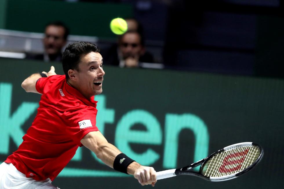 Roberto Bautista, devuelve una bola al canadiense Félix Auger Aliassime, durante la final de la Copa Davis que enfrenta a España y Canadá este domingo en la Caja Mágica de Madrid