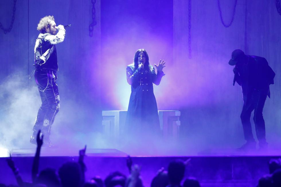 Ardiente actuación de Post Malone, Ozzy Osbourne and Travis Scott durante los premios