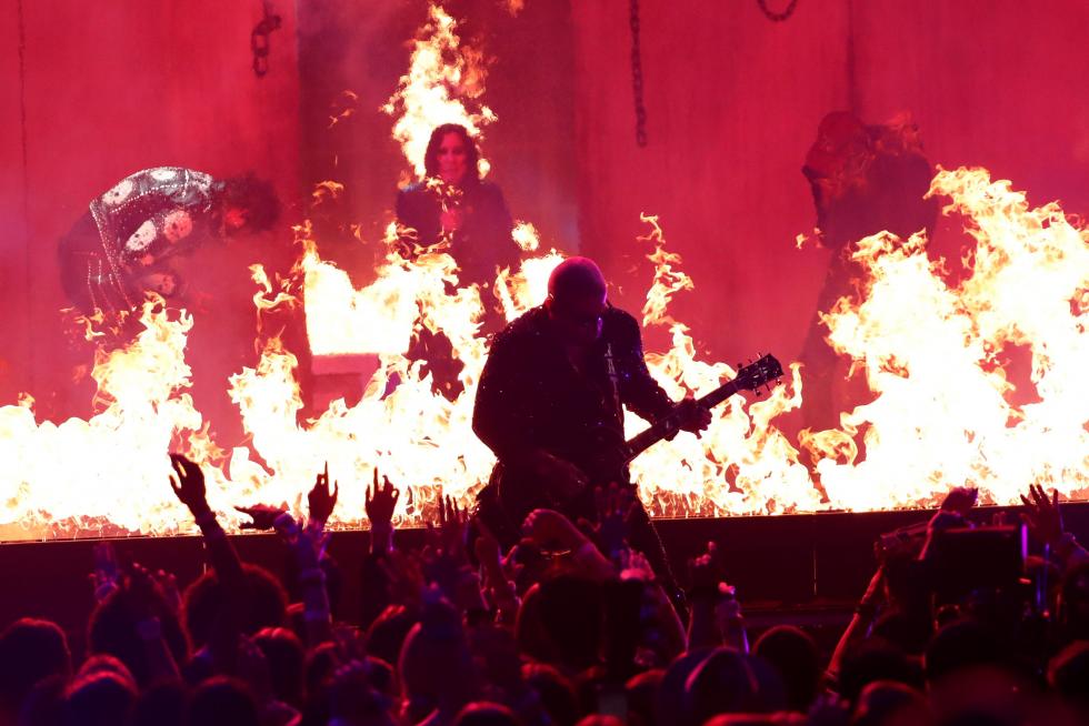 Ardiente actuación de Post Malone, Ozzy Osbourne and Travis Scott durante los premios