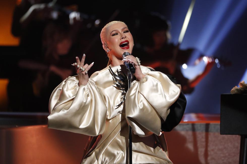 Christina Aguilera cantó su éxito 'Fall On Me'