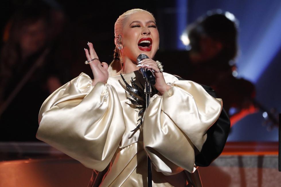 Christina Aguilera cantó su éxito 'Fall On Me'