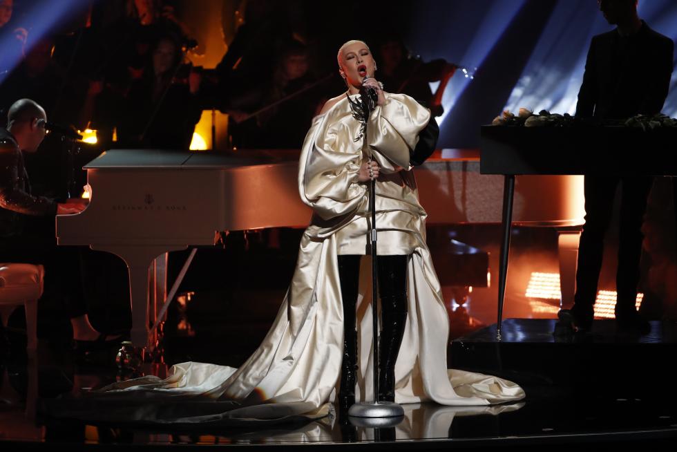 Christina Aguilera cantó su éxito 'Fall On Me'