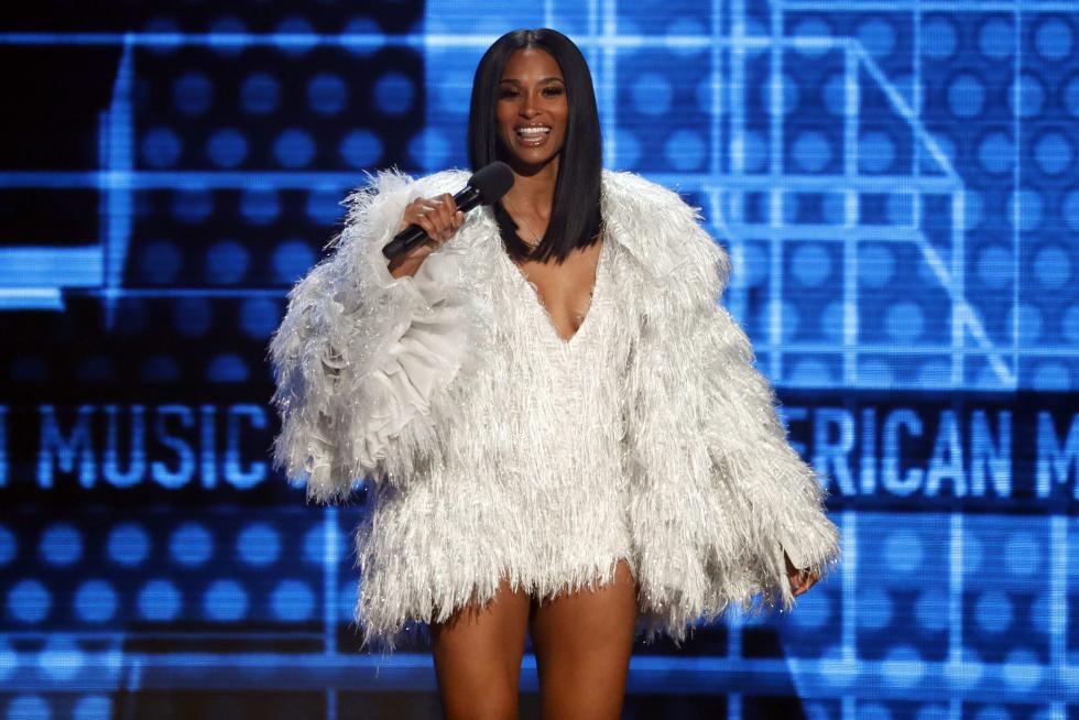 Ciara y su vestido de pelo blanco en los American Music Awards