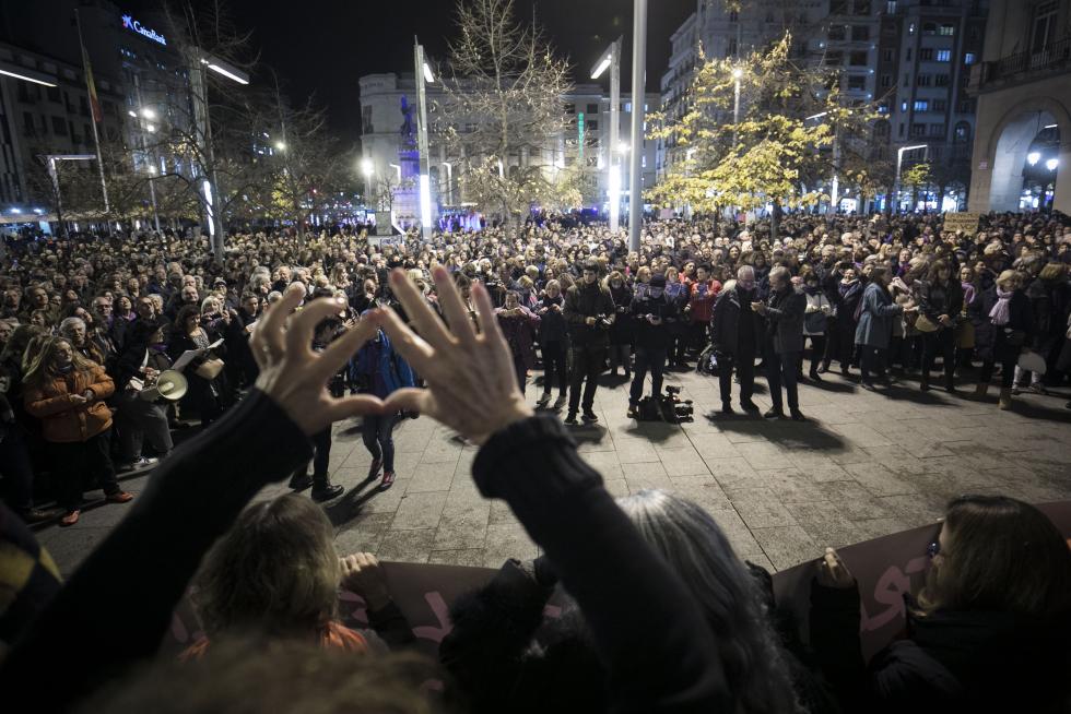 Concentración en la Plaza de España de Zaragoza contra la violencia machista