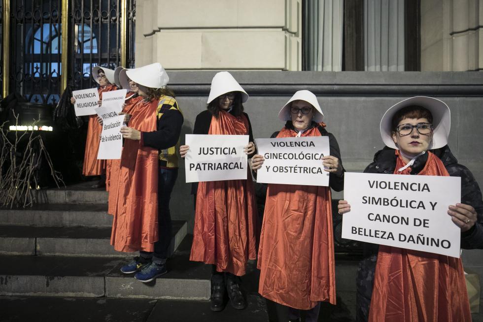 Concentración en la Plaza de España de Zaragoza contra la violencia machista