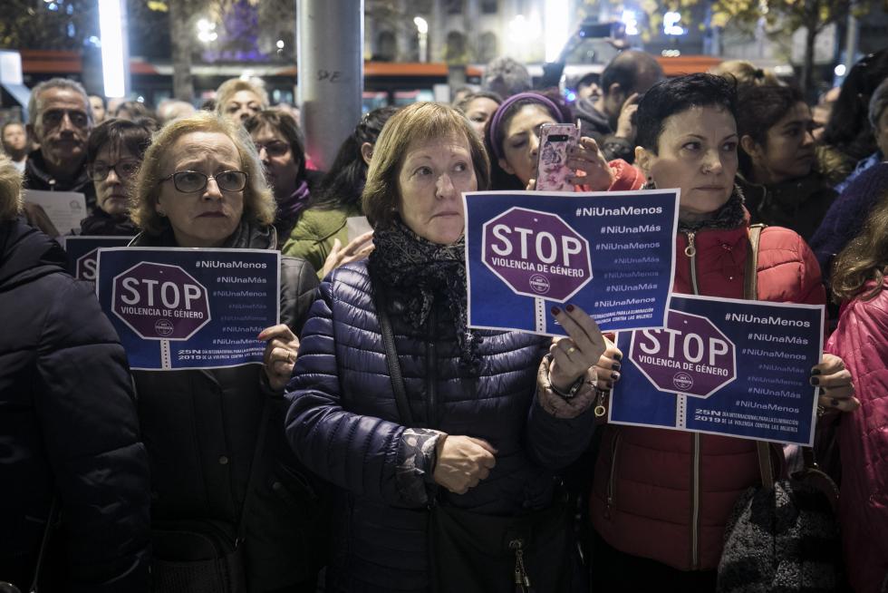 Concentración en la Plaza de España de Zaragoza contra la violencia machista