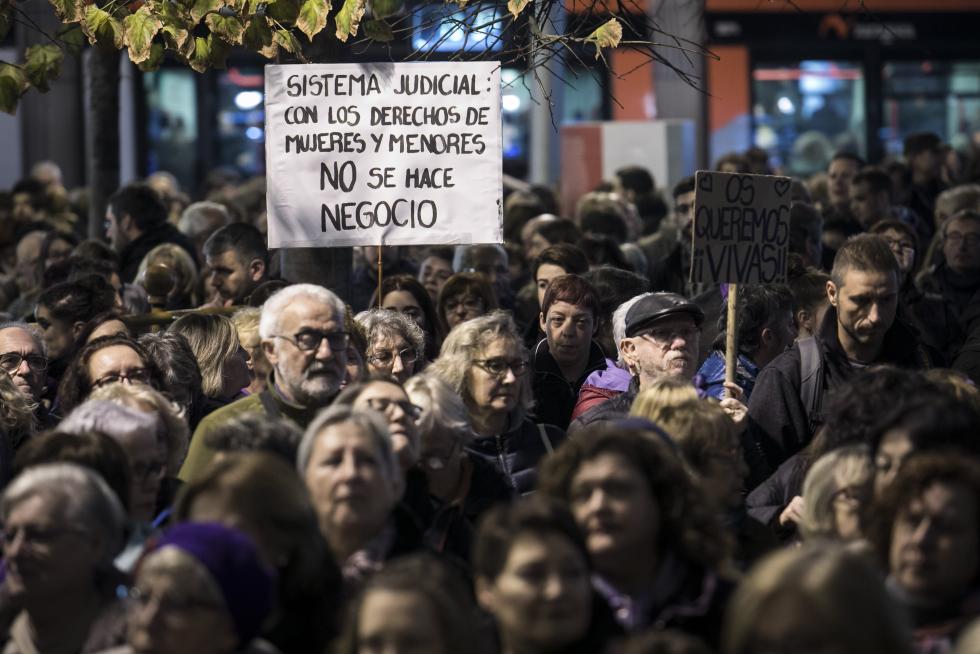 Concentración en la Plaza de España de Zaragoza contra la violencia machista