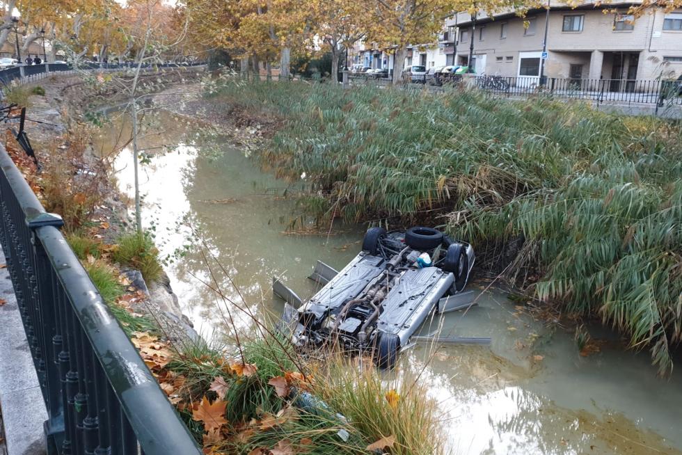 Un vehículo ha sufrido un vuelco y ha caído al Canal a primera hora de la mañana de este domingo. Su conductor ha tenido que ser rescatado.