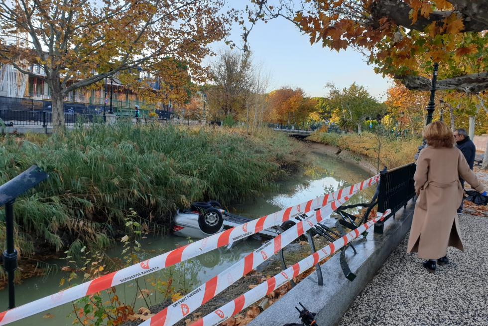 Un vehículo ha sufrido un vuelco y ha caído al Canal a primera hora de la mañana de este domingo. Su conductor ha tenido que ser rescatado.