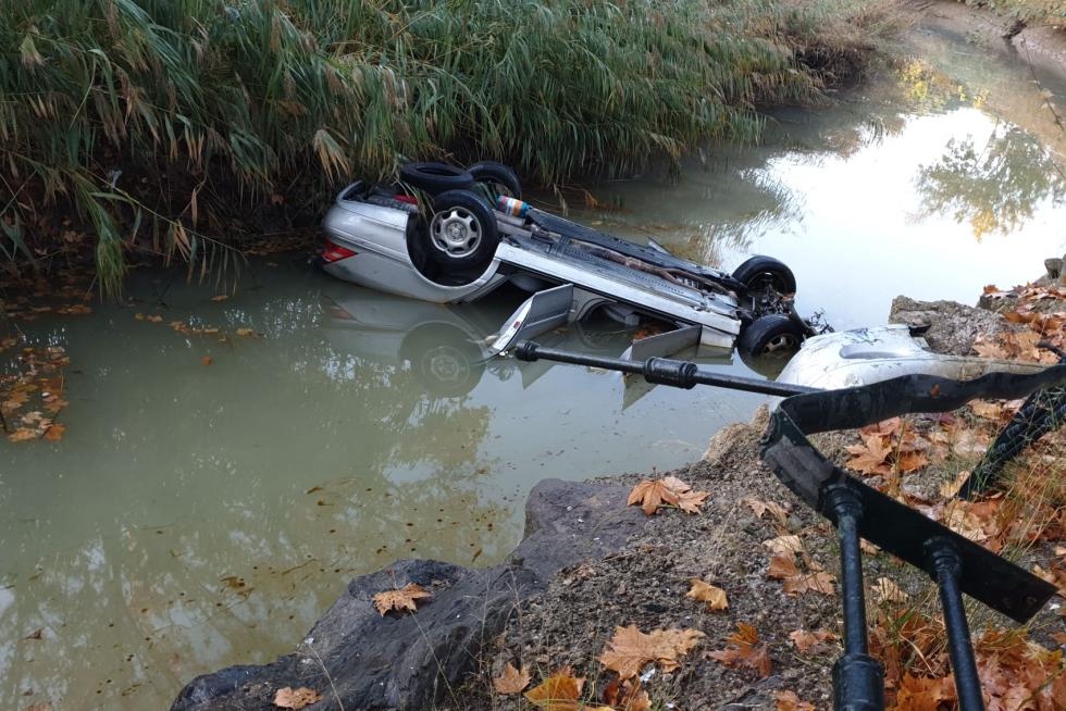 Un vehículo ha sufrido un vuelco y ha caído al Canal a primera hora de la mañana de este domingo. Su conductor ha tenido que ser rescatado.