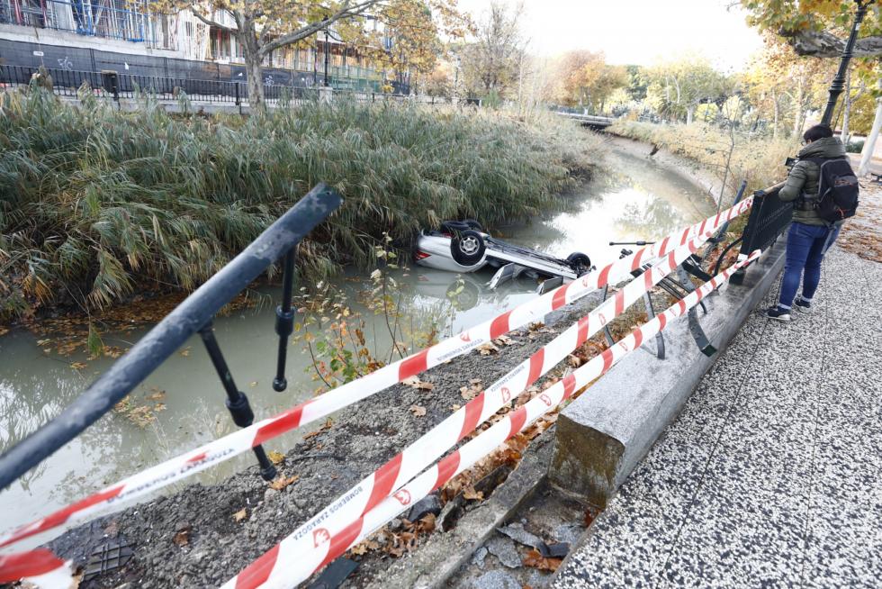 Un vehículo ha sufrido un vuelco y ha caído al Canal a primera hora de la mañana de este domingo. Su conductor ha tenido que ser rescatado.