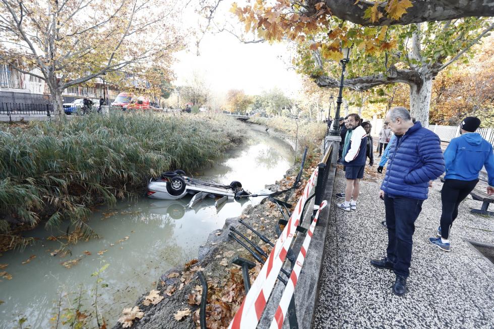 Un vehículo ha sufrido un vuelco y ha caído al Canal a primera hora de la mañana de este domingo. Su conductor ha tenido que ser rescatado.