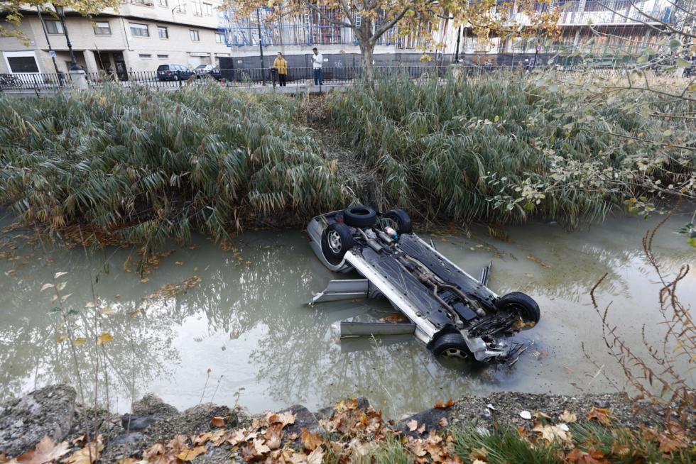 Un vehículo ha sufrido un vuelco y ha caído al Canal a primera hora de la mañana de este domingo. Su conductor ha tenido que ser rescatado.
