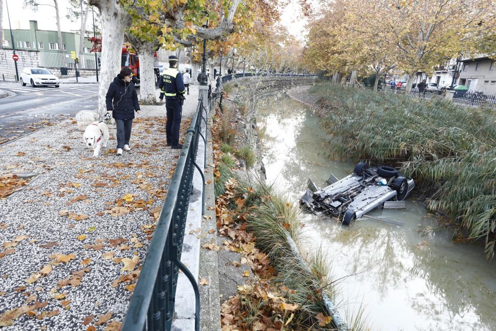 Un vehículo ha sufrido un vuelco y ha caído al Canal a primera hora de la mañana de este domingo. Su conductor ha tenido que ser rescatado.