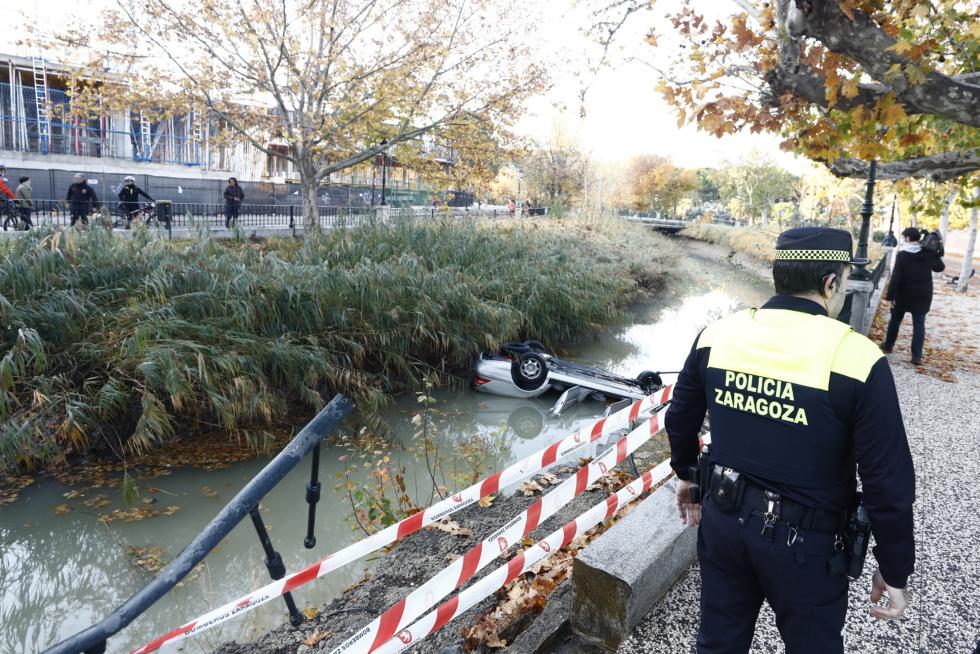 Un vehículo ha sufrido un vuelco y ha caído al Canal a primera hora de la mañana de este domingo. Su conductor ha tenido que ser rescatado.