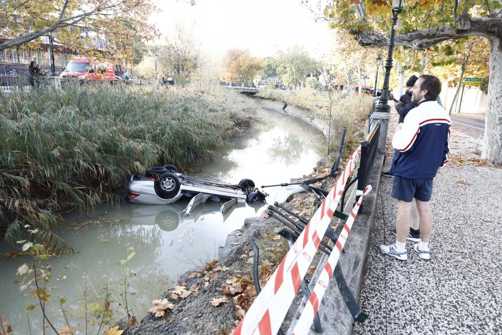 Un vehículo ha sufrido un vuelco y ha caído al Canal a primera hora de la mañana de este domingo. Su conductor ha tenido que ser rescatado.