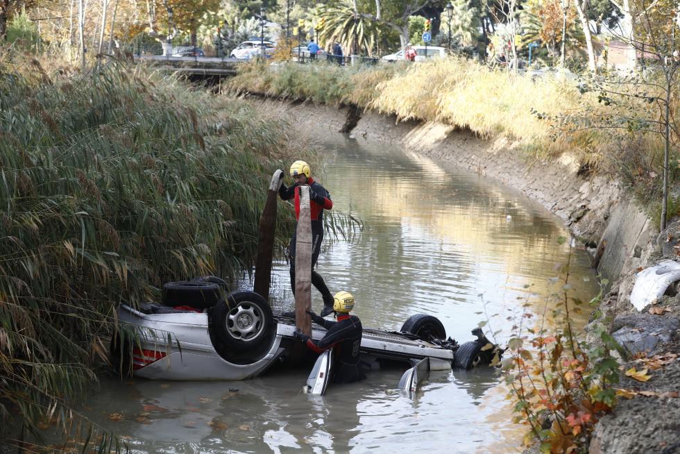 Un vehículo ha sufrido un vuelco y ha caído al Canal a primera hora de la mañana de este domingo. Su conductor ha tenido que ser rescatado. Los Bomberos han sacado el coche este domingo por la mañana.