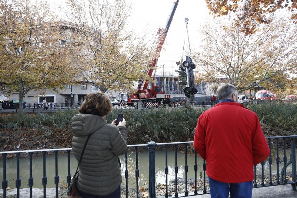 Un vehículo ha sufrido un vuelco y ha caído al Canal a primera hora de la mañana de este domingo. Su conductor ha tenido que ser rescatado. Los Bomberos han sacado el coche este domingo por la mañana.