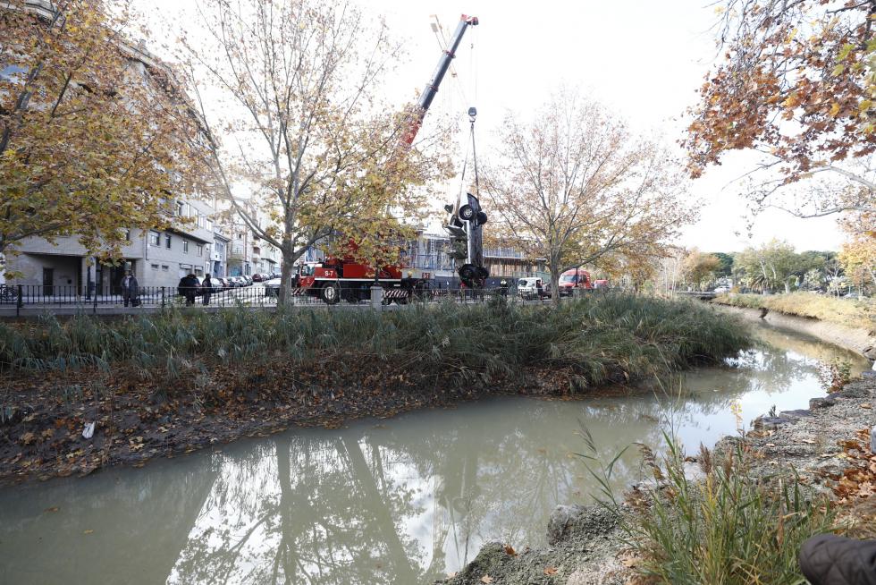 Un vehículo ha sufrido un vuelco y ha caído al Canal a primera hora de la mañana de este domingo. Su conductor ha tenido que ser rescatado. Los Bomberos han sacado el coche este domingo por la mañana.