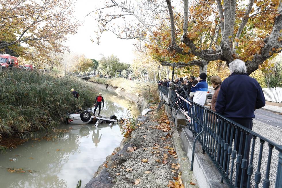 Un vehículo ha sufrido un vuelco y ha caído al Canal a primera hora de la mañana de este domingo. Su conductor ha tenido que ser rescatado. Los Bomberos han sacado el coche este domingo por la mañana.