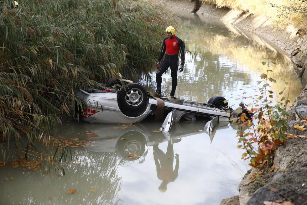 Un vehículo ha sufrido un vuelco y ha caído al Canal a primera hora de la mañana de este domingo. Su conductor ha tenido que ser rescatado. Los Bomberos han sacado el coche este domingo por la mañana.