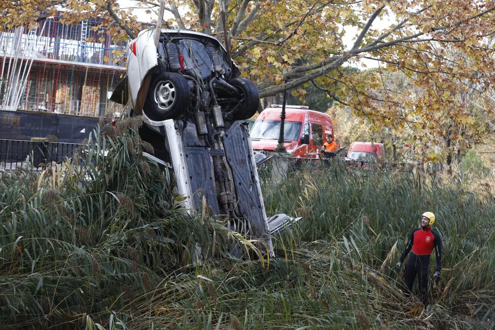 Un vehículo ha sufrido un vuelco y ha caído al Canal a primera hora de la mañana de este domingo. Su conductor ha tenido que ser rescatado. Los Bomberos han sacado el coche este domingo por la mañana.