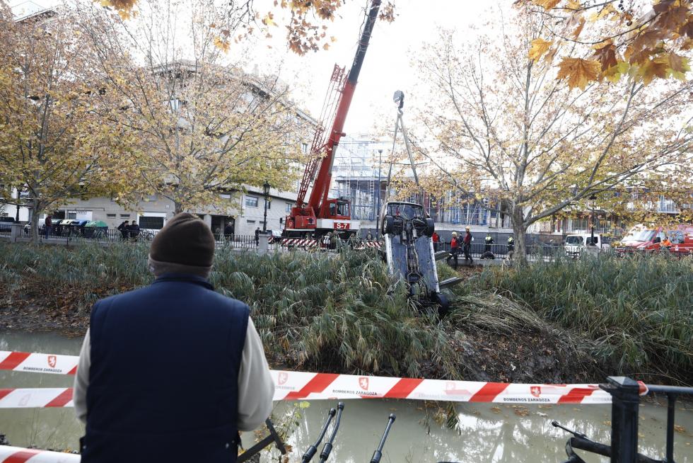 Un vehículo ha sufrido un vuelco y ha caído al Canal a primera hora de la mañana de este domingo. Su conductor ha tenido que ser rescatado. Los Bomberos han sacado el coche este domingo por la mañana.