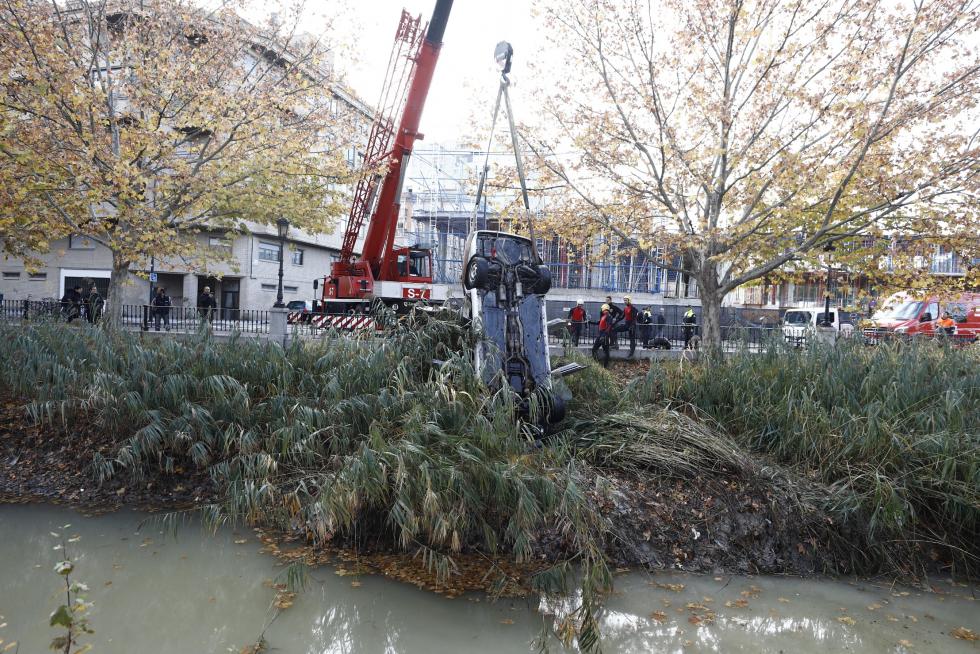 Un vehículo ha sufrido un vuelco y ha caído al Canal a primera hora de la mañana de este domingo. Su conductor ha tenido que ser rescatado. Los Bomberos han sacado el coche este domingo por la mañana.