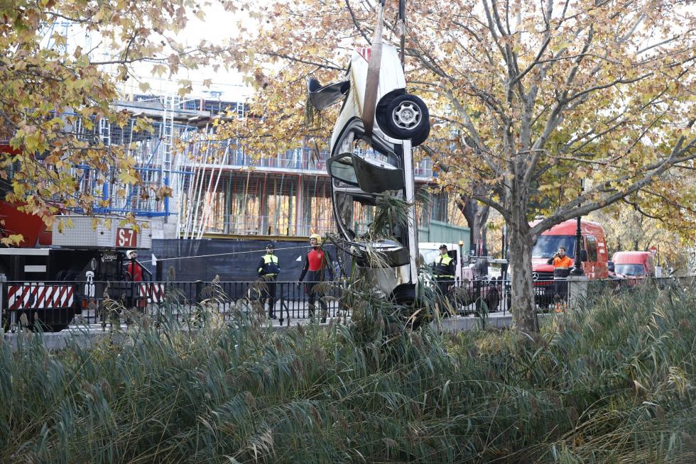 Un vehículo ha sufrido un vuelco y ha caído al Canal a primera hora de la mañana de este domingo. Su conductor ha tenido que ser rescatado. Los Bomberos han sacado el coche este domingo por la mañana.