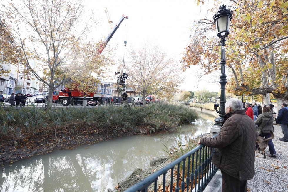 Un vehículo ha sufrido un vuelco y ha caído al Canal a primera hora de la mañana de este domingo. Su conductor ha tenido que ser rescatado. Los Bomberos han sacado el coche este domingo por la mañana.