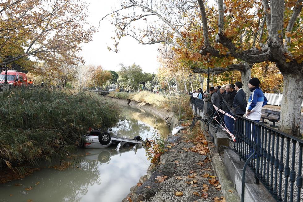 Un vehículo ha sufrido un vuelco y ha caído al Canal a primera hora de la mañana de este domingo. Su conductor ha tenido que ser rescatado. Los Bomberos han sacado el coche este domingo por la mañana.