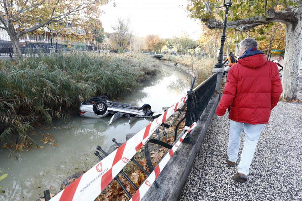 Un vehículo ha sufrido un vuelco y ha caído al Canal a primera hora de la mañana de este domingo. Su conductor ha tenido que ser rescatado.